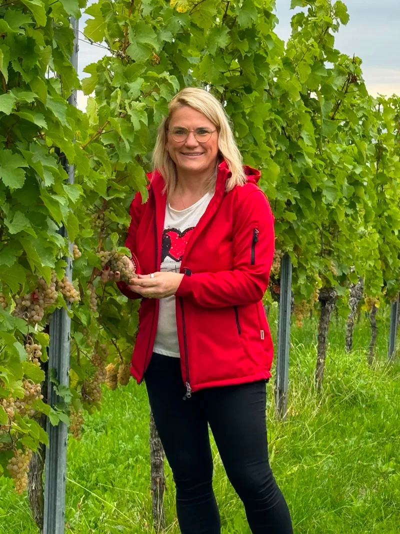 Christina Stumpp steht im Remstal am Weinberg